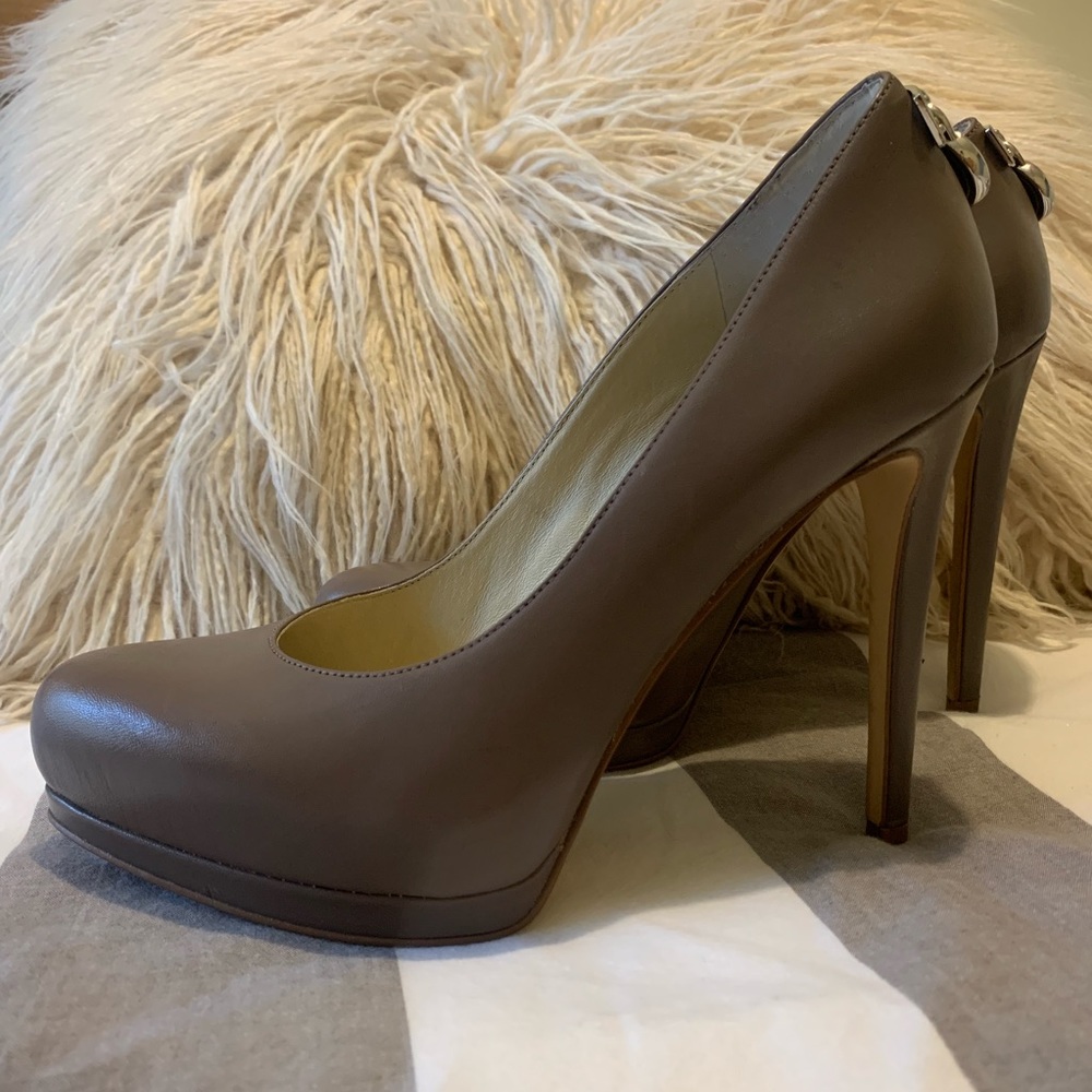 Michael Kors leather pumps; grey, used